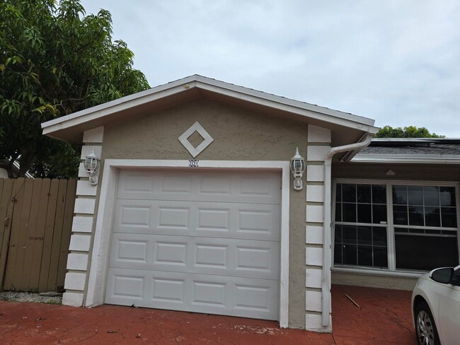 301 NW 83rd Way in Pembroke Pines, FL - Building Photo - Building Photo