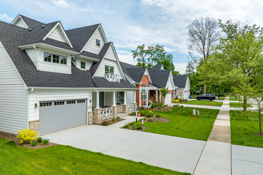 Longfellow on Prarie in Downers Grove, IL - Building Photo