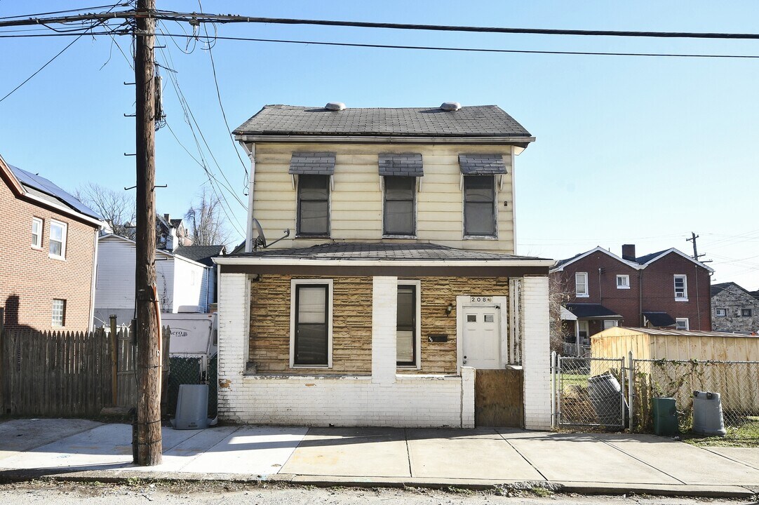 208 Pattison St in Braddock, PA - Building Photo