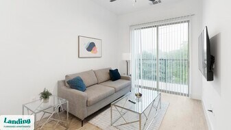 650 E Sycamore St in Denton, TX - Building Photo