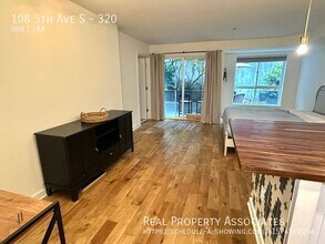 108 5th Ave S in Seattle, WA - Foto de edificio - Building Photo