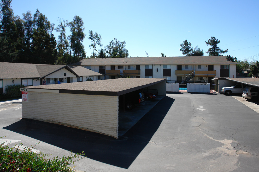 1075 Meadowlake Dr in Vista, CA - Building Photo