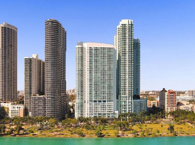 1800 N Bayshore Dr, Unit 2704 in Miami, FL - Building Photo - Building Photo