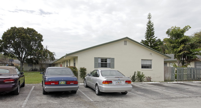 Eastview Manor in Jupiter, FL - Foto de edificio - Building Photo