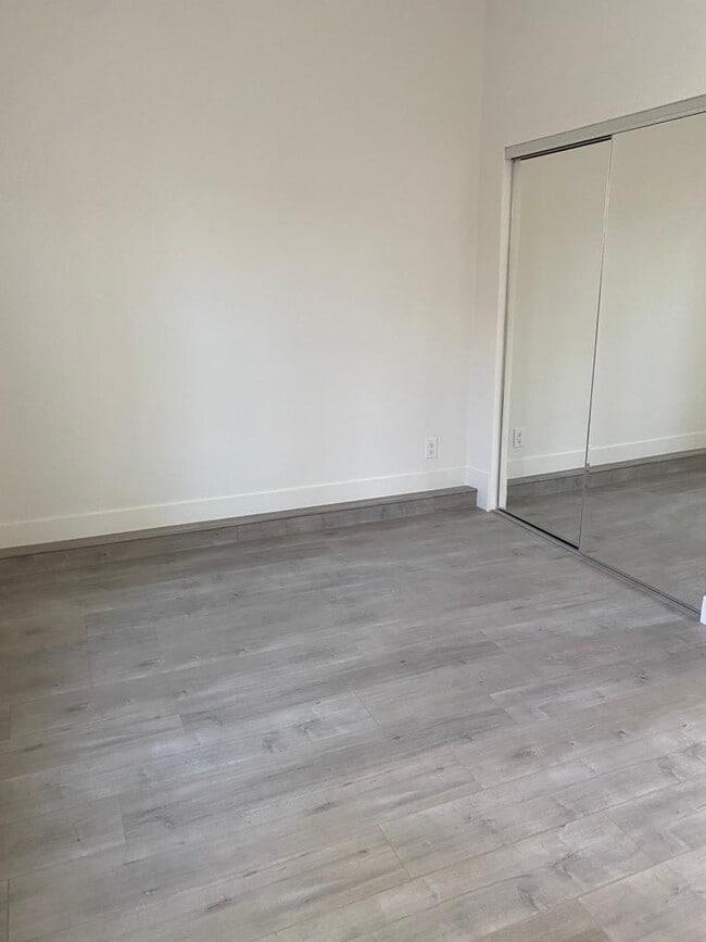 1587 W 35th Pl, Unit C in Los Angeles, CA - Foto de edificio - Building Photo