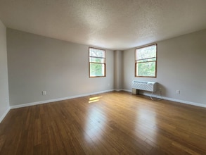 22 W 25th St, Unit 2I in Bayonne, NJ - Foto de edificio - Building Photo