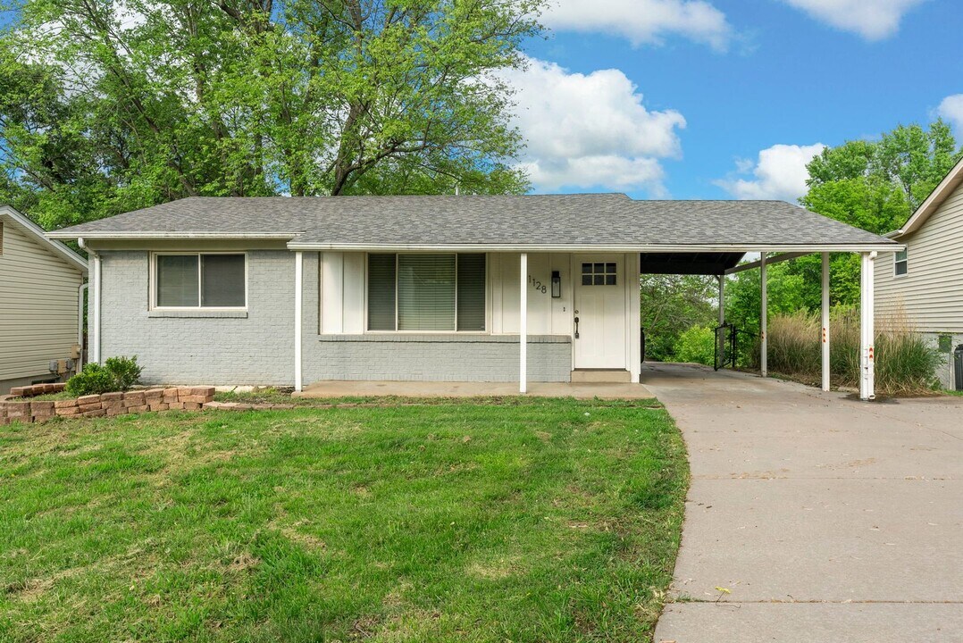 1128 Saratoga Dr in St. Charles, MO - Foto de edificio