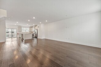 46 Mariveles Way in Tinton Falls, NJ - Foto de edificio - Building Photo