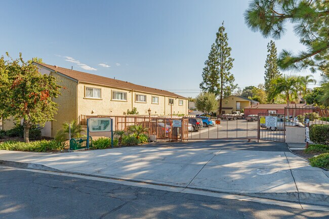 Vista Del Sol in El Cajon, CA - Foto de edificio - Building Photo