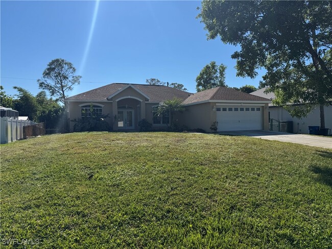 4649 Santiago Ln in Bonita Springs, FL - Foto de edificio - Building Photo