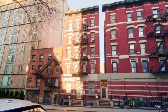property at 501 1/2 W 43rd St