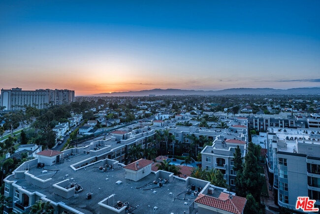 property at 13700 Marina Pointe Dr