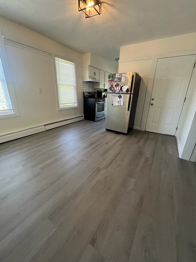 15 Florida Ave, Unit 2 in Cranston, RI - Foto de edificio - Building Photo