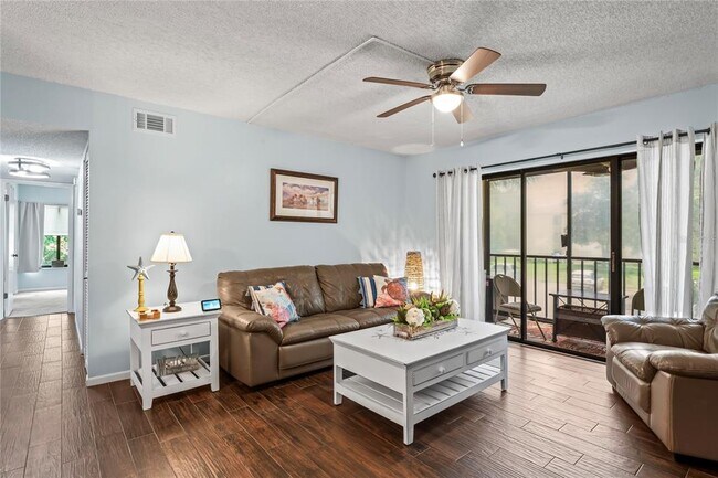 3232 Lake Pine Way E in Tarpon Springs, FL - Building Photo - Building Photo