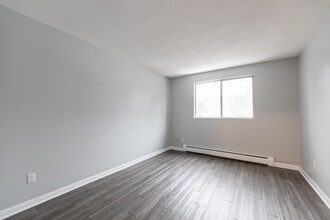 Westwood Drive Apartments in Kitchener, ON - Building Photo - Building Photo