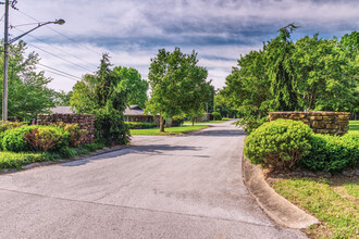 Hickory Village in Springfield, MO - Foto de edificio - Building Photo