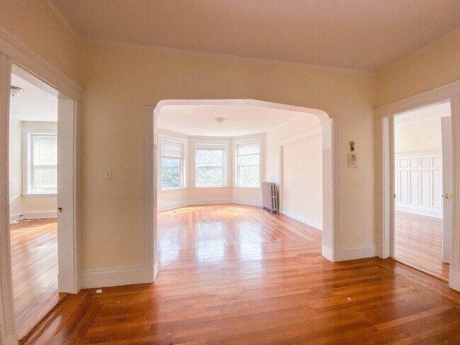 144 Coolidge St, Unit 2 in Brookline, MA - Foto de edificio - Building Photo