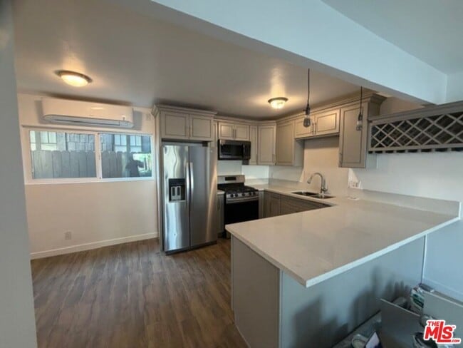 2106 Pisani Pl in Los Angeles, CA - Building Photo - Building Photo