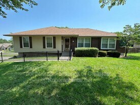 6119 Cottonwood Dr in Shawnee, KS - Building Photo