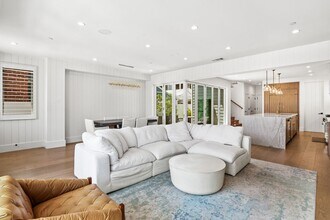 211 Topaz Ave in Newport Beach, CA - Building Photo - Building Photo