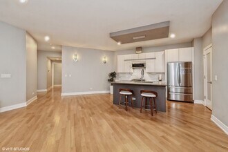 680 N Milwaukee Ave in Chicago, IL - Building Photo - Building Photo