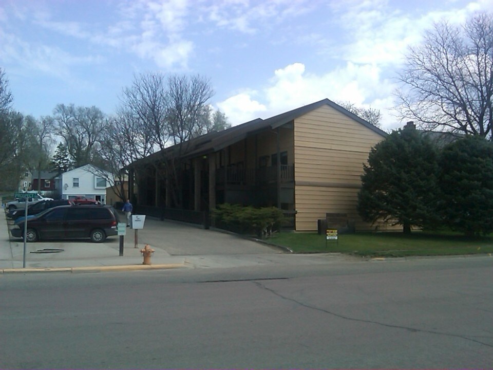 Estes in Pierre, SD - Building Photo