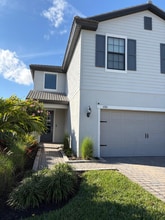 4760 Crested Eagle Ln in Ft. Myers, FL - Foto de edificio - Building Photo