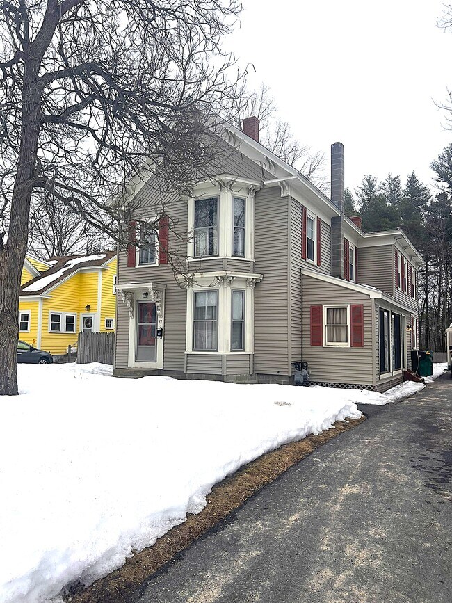 27 Dewey St, Unit 27B Dewey Street in Rochester, NH - Building Photo - Building Photo
