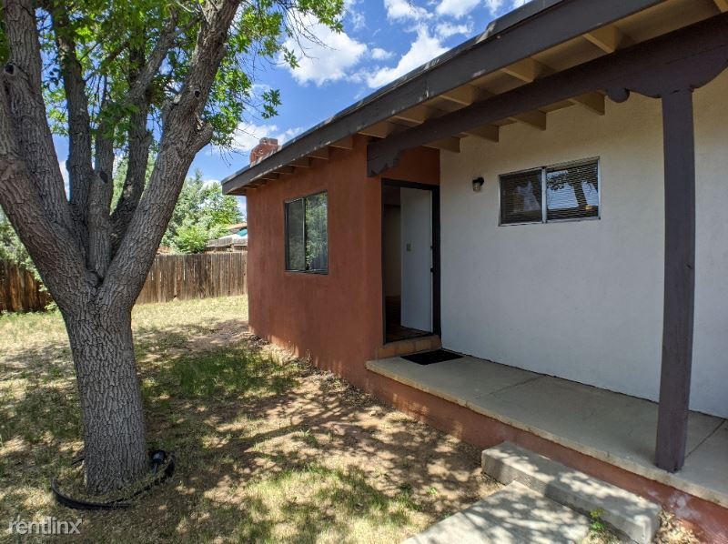 811 Cll Saragosa in Santa Fe, NM - Building Photo