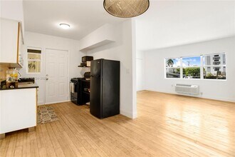 8080 Tatum Waterway Dr in Miami Beach, FL - Building Photo - Building Photo