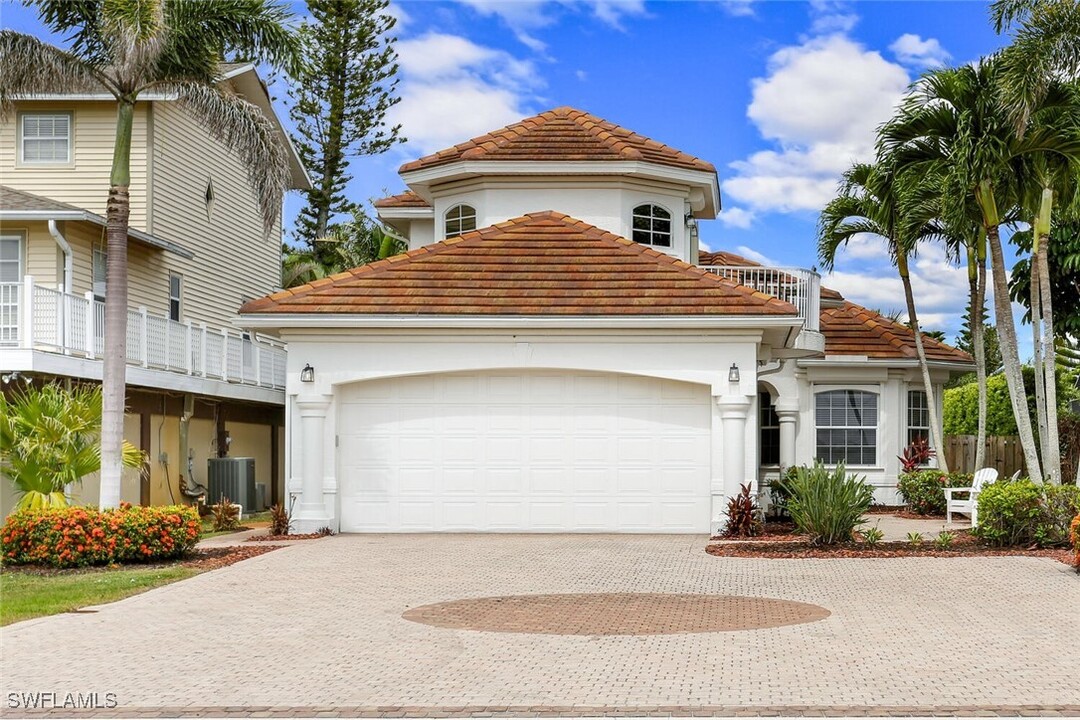 10262 Vanderbilt Dr in Naples, FL - Building Photo