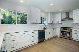 5318 Vickie Dr in San Diego, CA - Building Photo - Building Photo