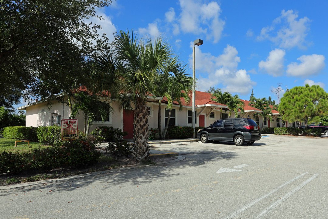 4163 Herbertz Rd in Lake Worth, FL - Building Photo