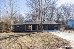 17 Dillow Dr in Bella Vista, AR - Building Photo