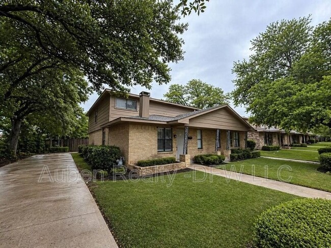 property at 921 W Rochelle Rd
