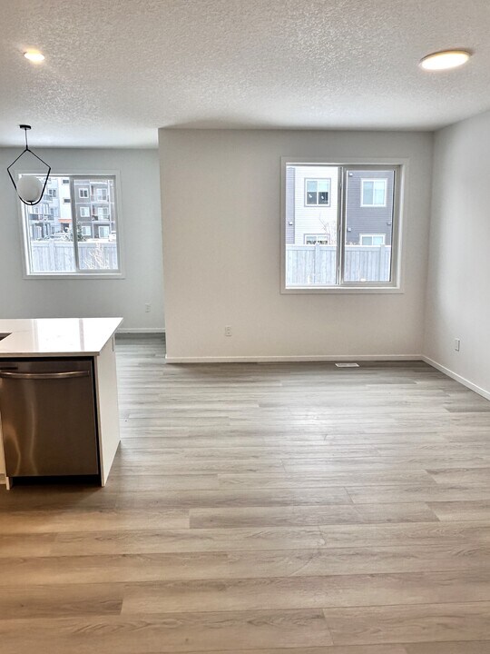 7741-174A 174A Ave NW in Edmonton, AB - Building Photo