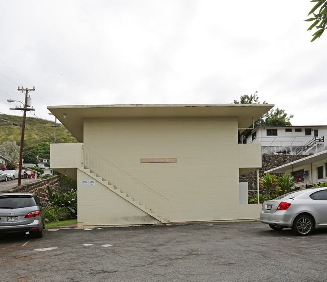 1715 Puowaina Dr in Honolulu, HI - Foto de edificio - Building Photo