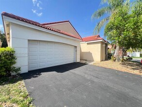 435 Somerset Way in Weston, FL - Building Photo - Building Photo