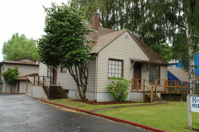 Holly Court in Salem, OR - Building Photo - Building Photo