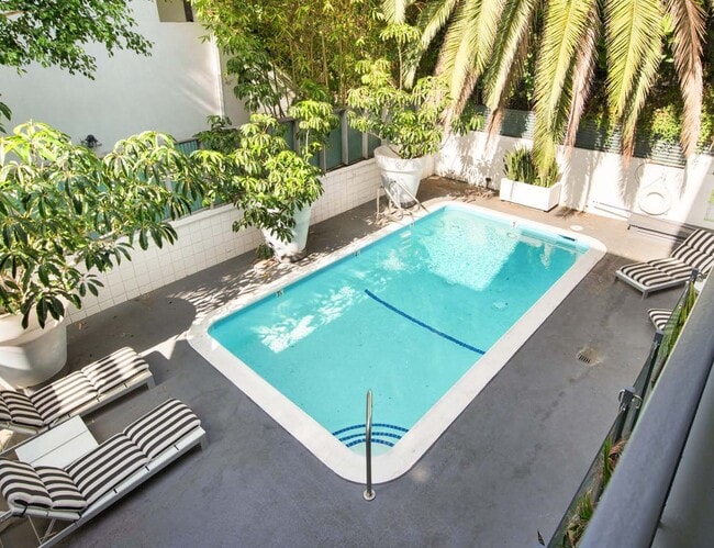 1147 N Clark St, Unit 105 in West Hollywood, CA - Building Photo - Building Photo