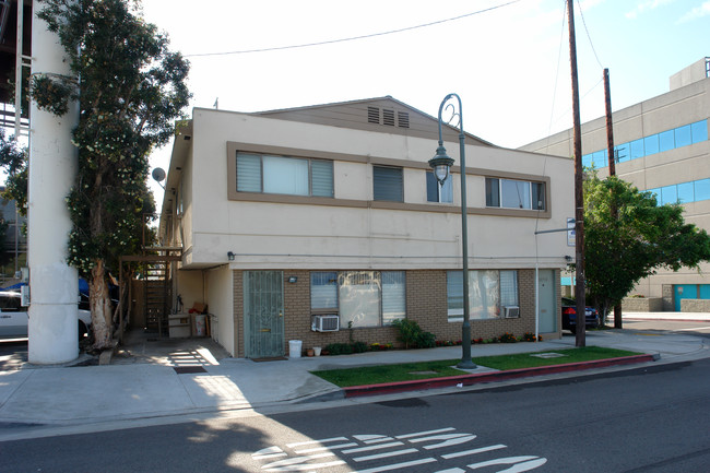 10756 Santa Monica Blvd in Los Angeles, CA - Building Photo - Building Photo