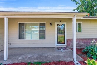 4394 Country Ln NE in Salem, OR - Building Photo - Building Photo