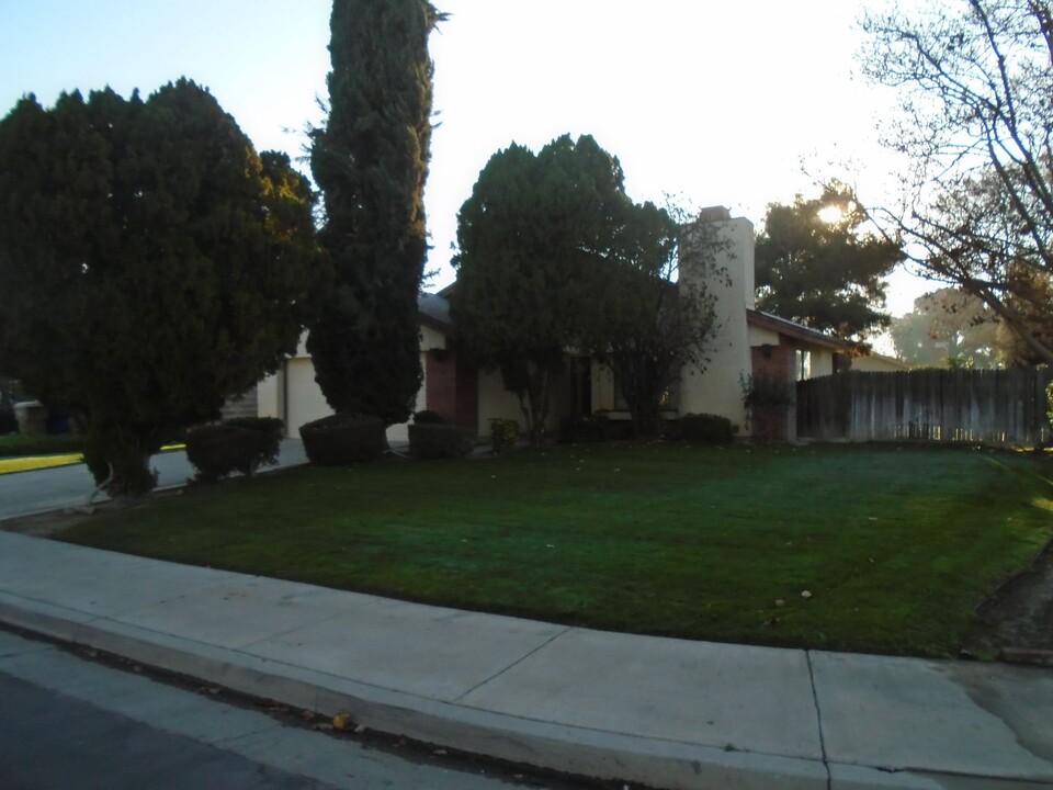 3704 Litchfield Dr in Bakersfield, CA - Foto de edificio