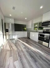 2441 SW 124th Ave in Miami, FL - Foto de edificio - Building Photo