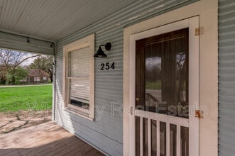 254 S Railroad St in Trinity, TX - Foto de edificio - Building Photo