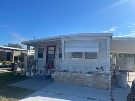 2132 Kepner Dr in Holiday, FL - Building Photo