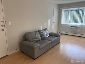 15 Lake Ave in East Brunswick, NJ - Building Photo - Building Photo