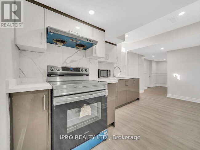 3 Crossmore Cres in Cambridge, ON - Building Photo - Building Photo
