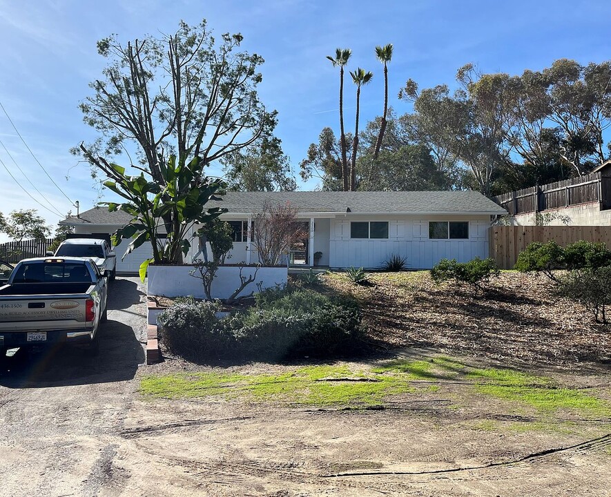 2305 Ivy Rd in Oceanside, CA - Building Photo