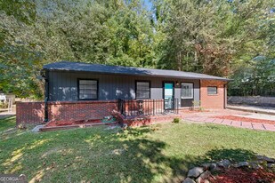 2541 Santa Barbara Dr NW in Atlanta, GA - Building Photo